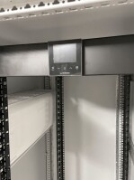 19"-Serverschrank VX IT von RITTAL mit MITSUBISHI Klimagerät - 42 HE - BxT 800x1200mm - Luftdurchsatz 678 m³/h - Kühlleistung 3500 W - Sichttür - Vollblechrücktür - lichtgrau